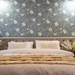 Ultracentral Coziness: Modern On Calea Victoriei Бухарест